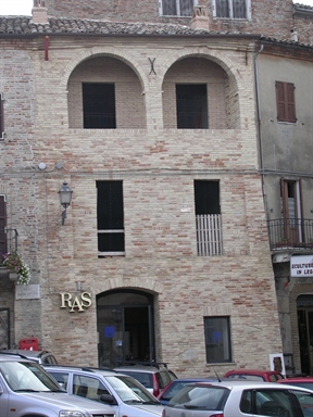 Casa a schiera in piazza Ascanio Condivi